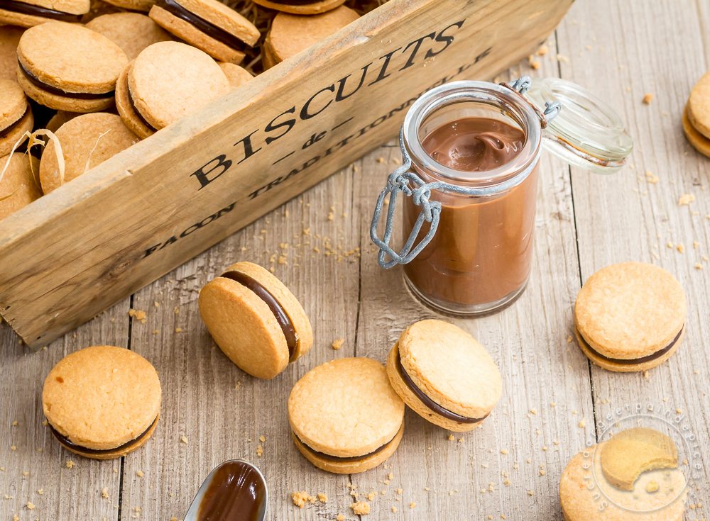 Adorables Petits Biscuits Auxquels Vous Ne Pourrez Pas Resister Sables Et Cremeux Au Chocolat Noir Sucre D Orge Et Pain D Epices