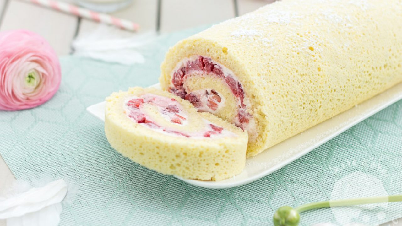Gâteau roulé aux fraises et crème au Mascarpone Elle & Vire - Recettes des  chefs - Elle & Vire